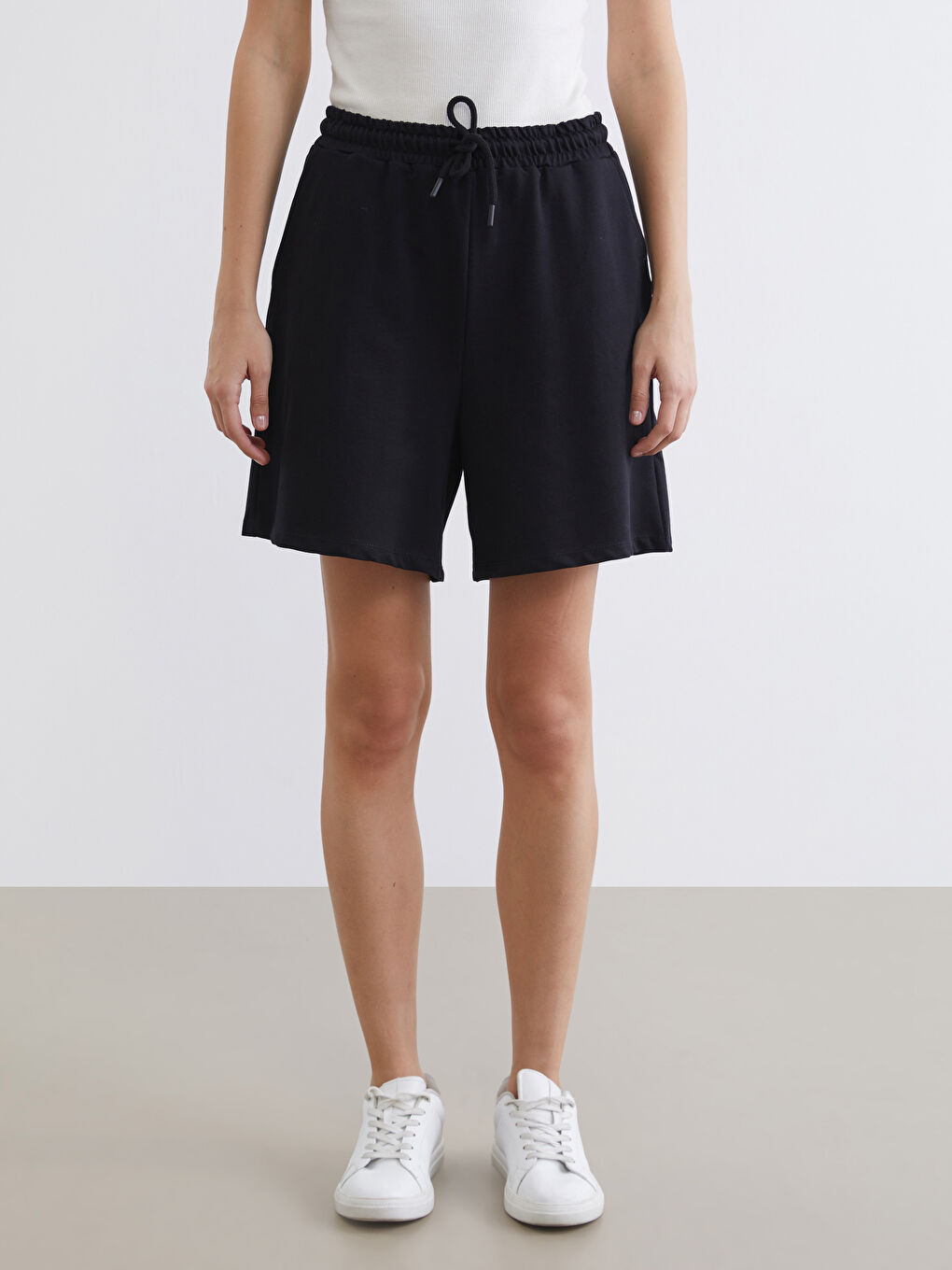 Siyah Beli Lastikli Kadın Şort-1