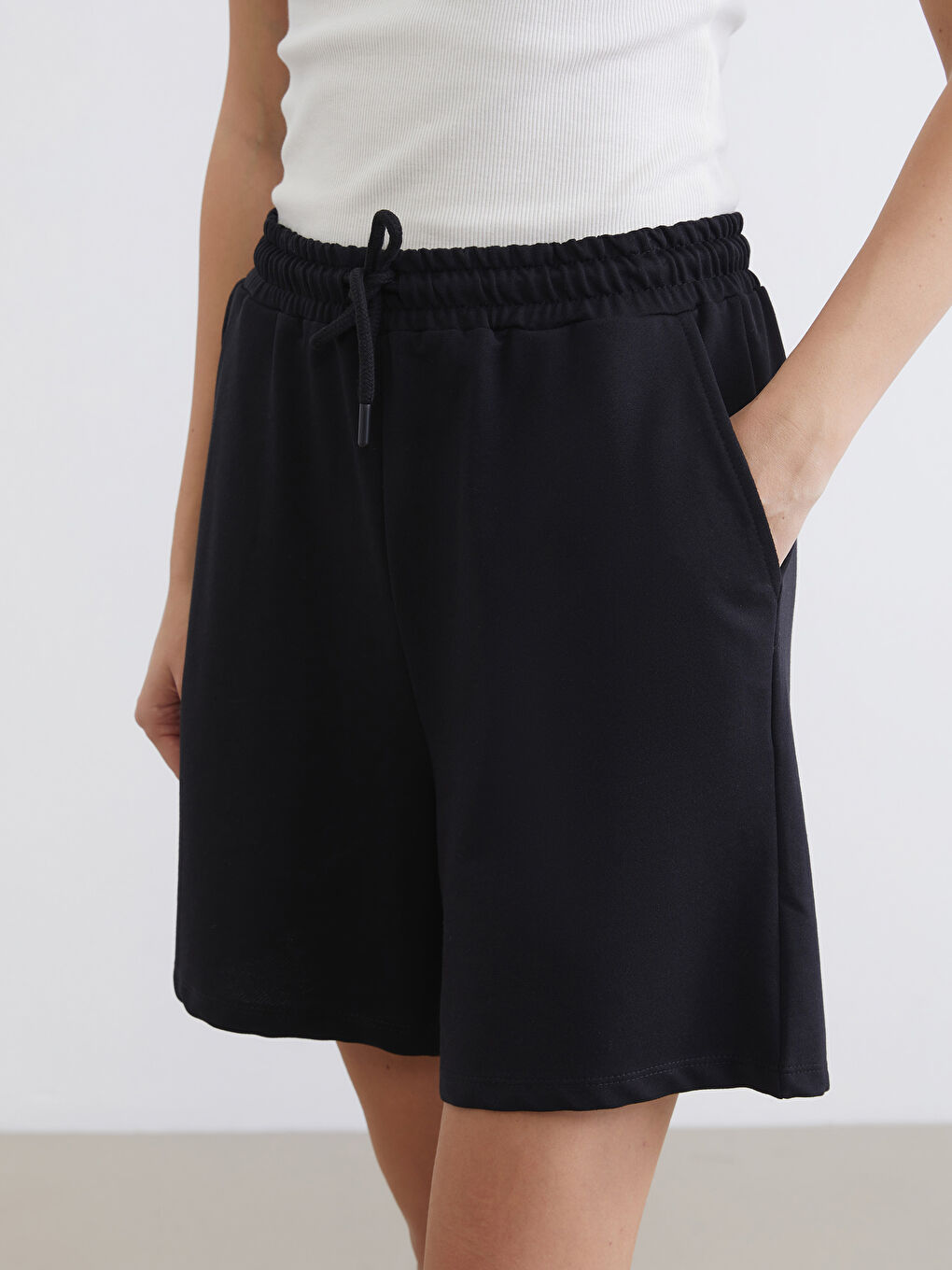 Siyah Beli Lastikli Kadın Şort-2