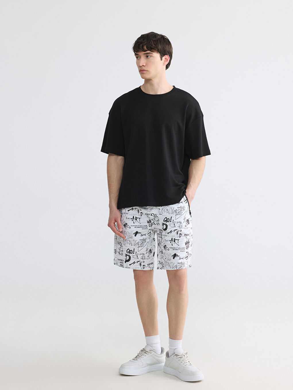 Beyaz Baskılı Erkek Şort