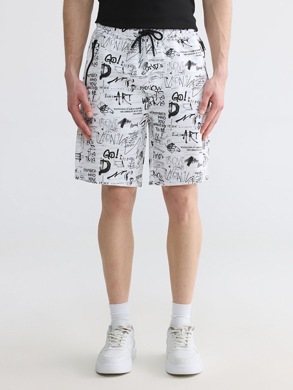 Beyaz Baskılı Erkek Şort-1
