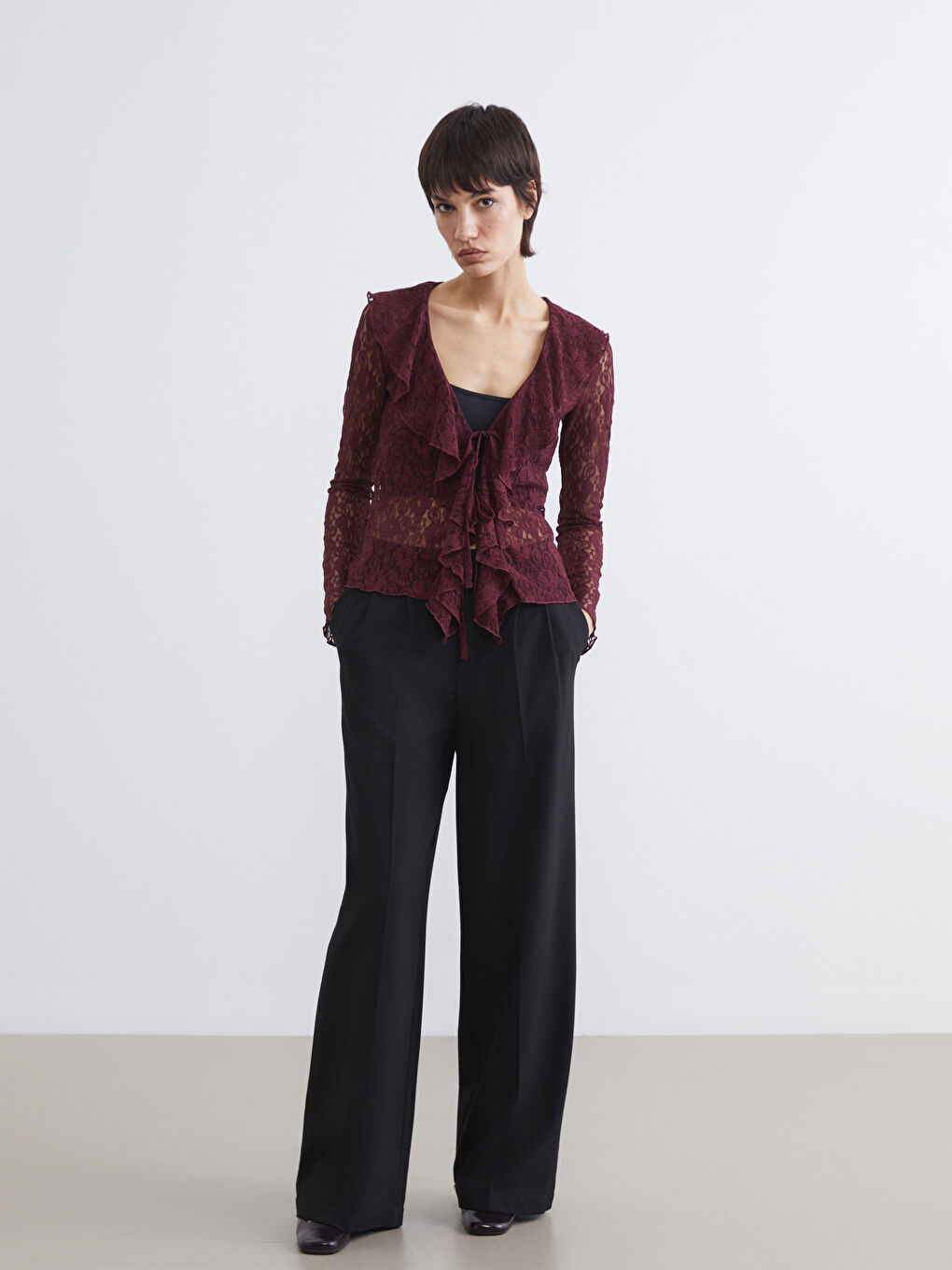 V Yaka Dantelli Fırfırlı Bluz-1