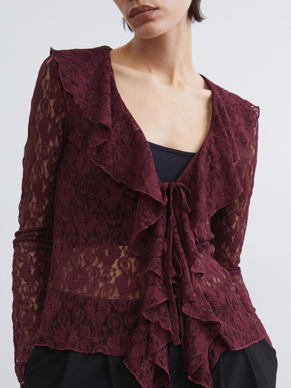 V Yaka Dantelli Fırfırlı Bluz-2