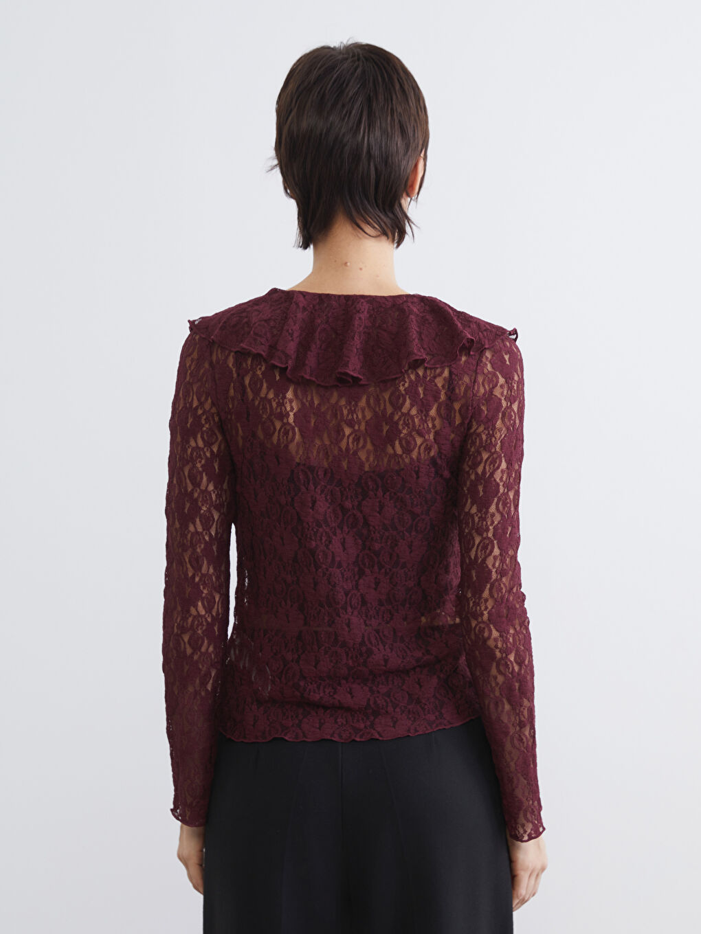 V Yaka Dantelli Fırfırlı Bluz-3