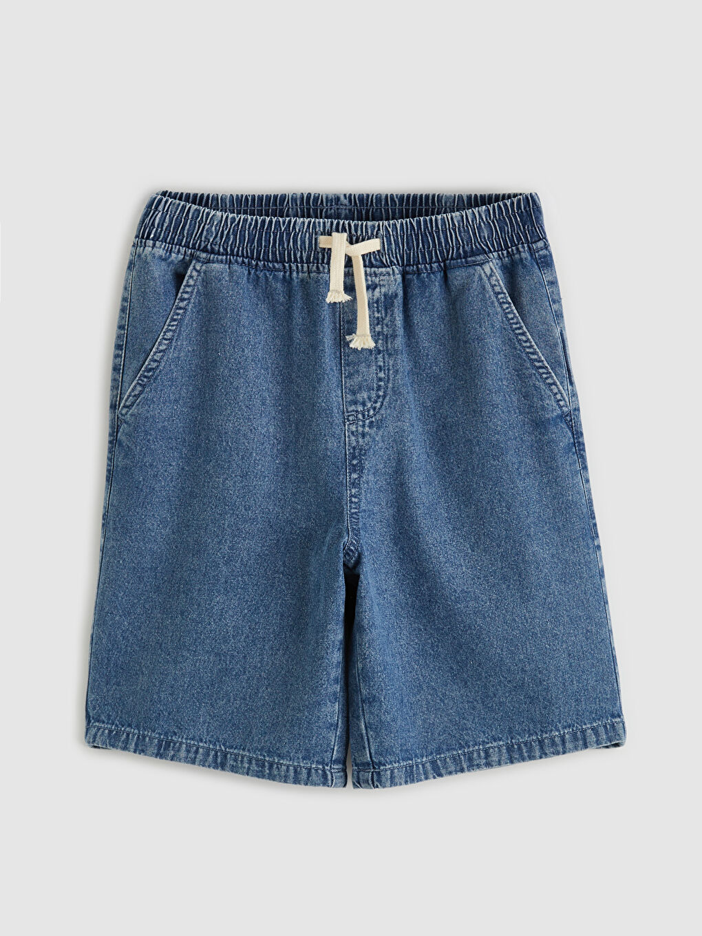 شۆرتی جینزی کوڕان بە کەمەری لاستیکی