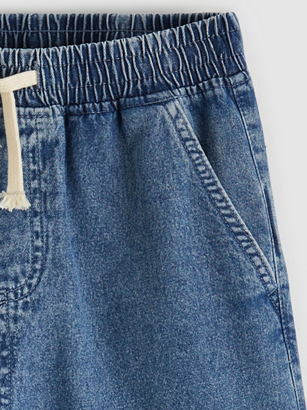 شۆرتی جینزی کوڕان بە کەمەری لاستیکی-2