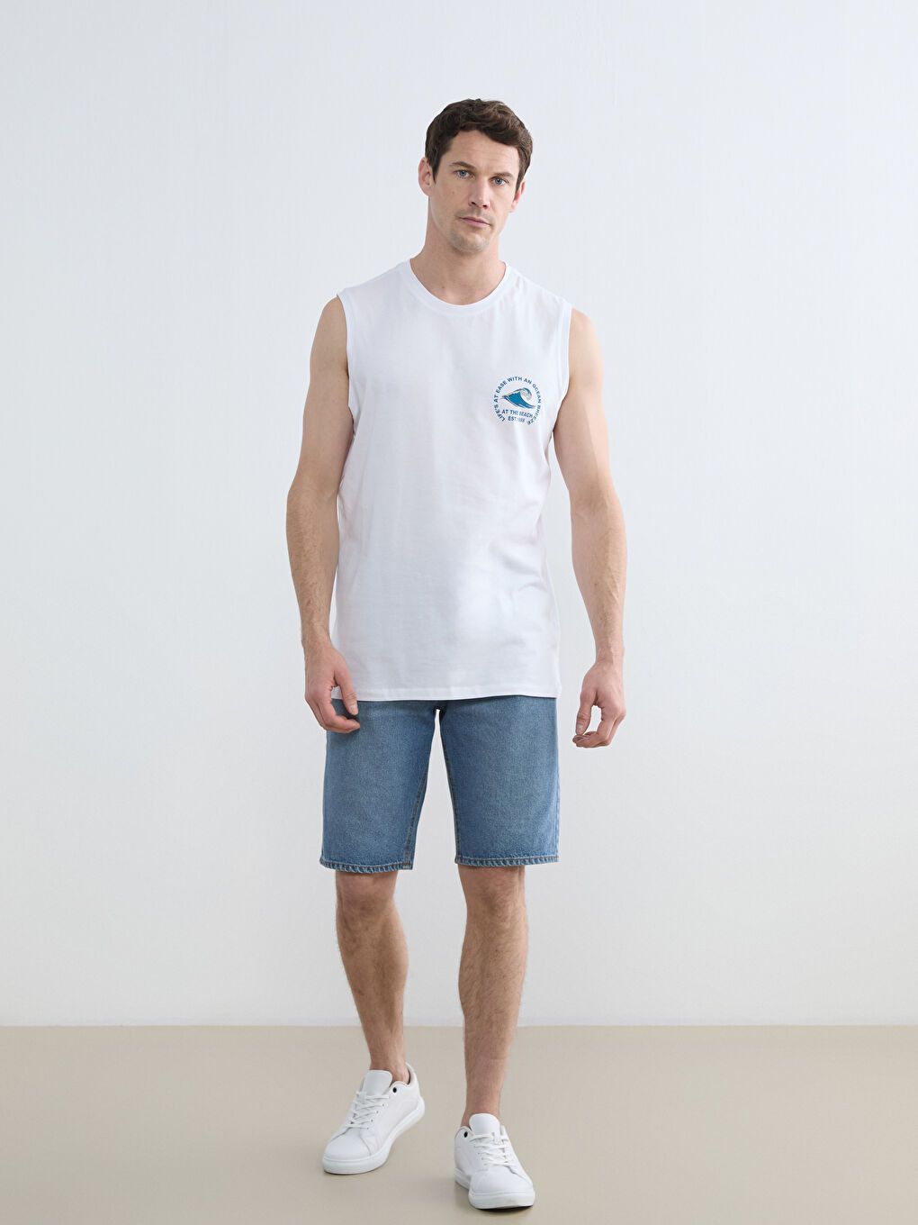 Beyaz Bisiklet Yaka Baskılı Erkek Kolsuz Tişört-1