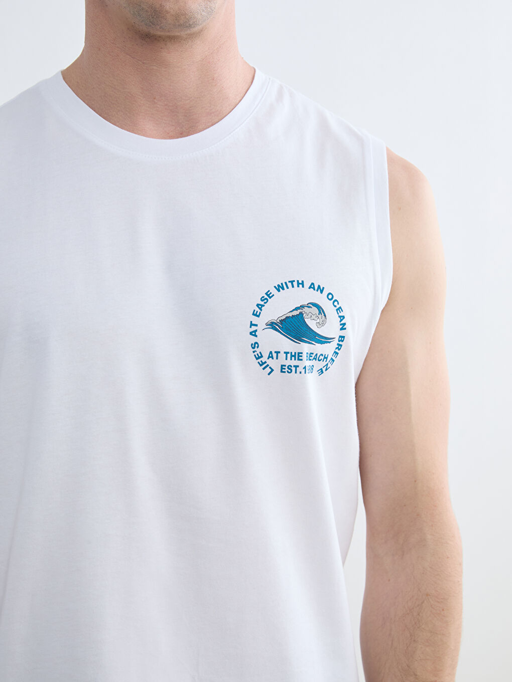 Beyaz Bisiklet Yaka Baskılı Erkek Kolsuz Tişört-2