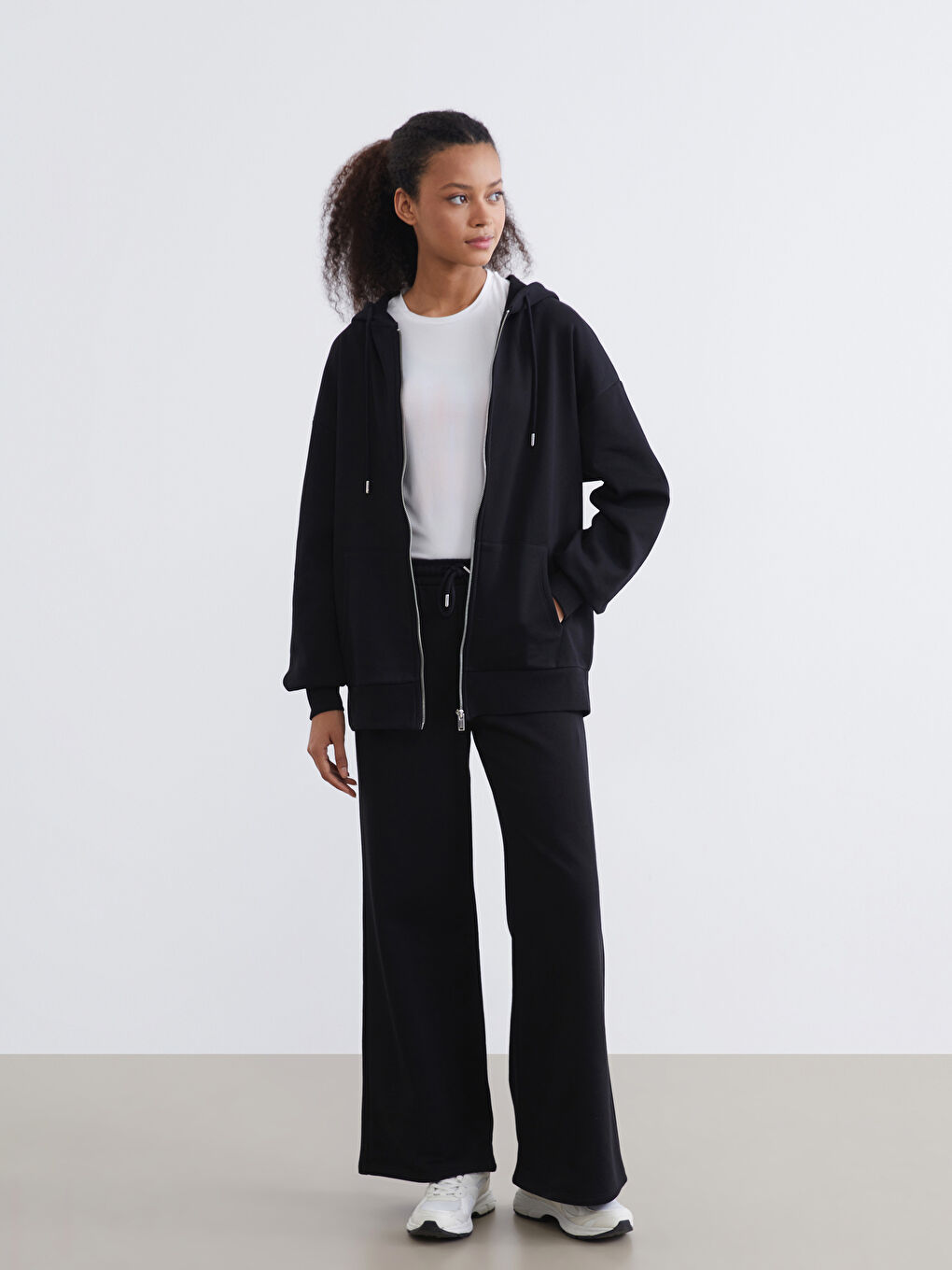 Siyah Kapüşonlu Kadın Kalın Fermuarlı Sweatshirt	-1