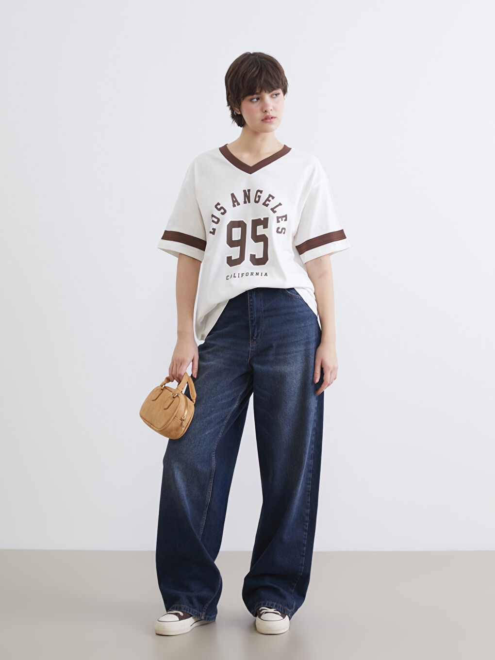 Bej V Yaka Los Angeles Baskılı Oversize Kadın Tişört-1