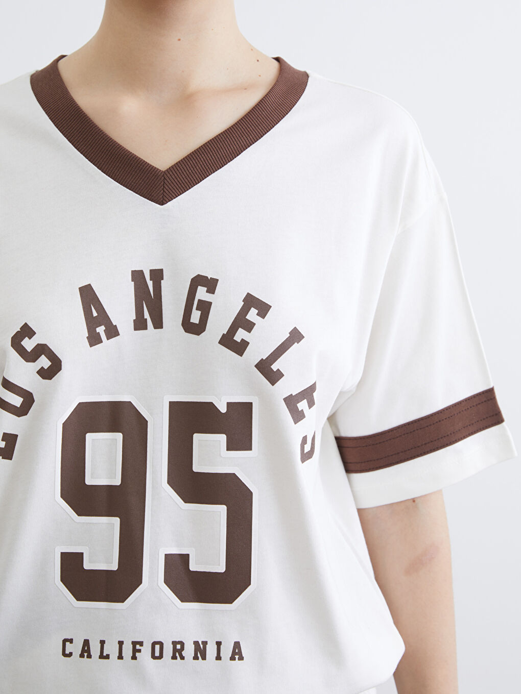 Bej V Yaka Los Angeles Baskılı Oversize Kadın Tişört-2