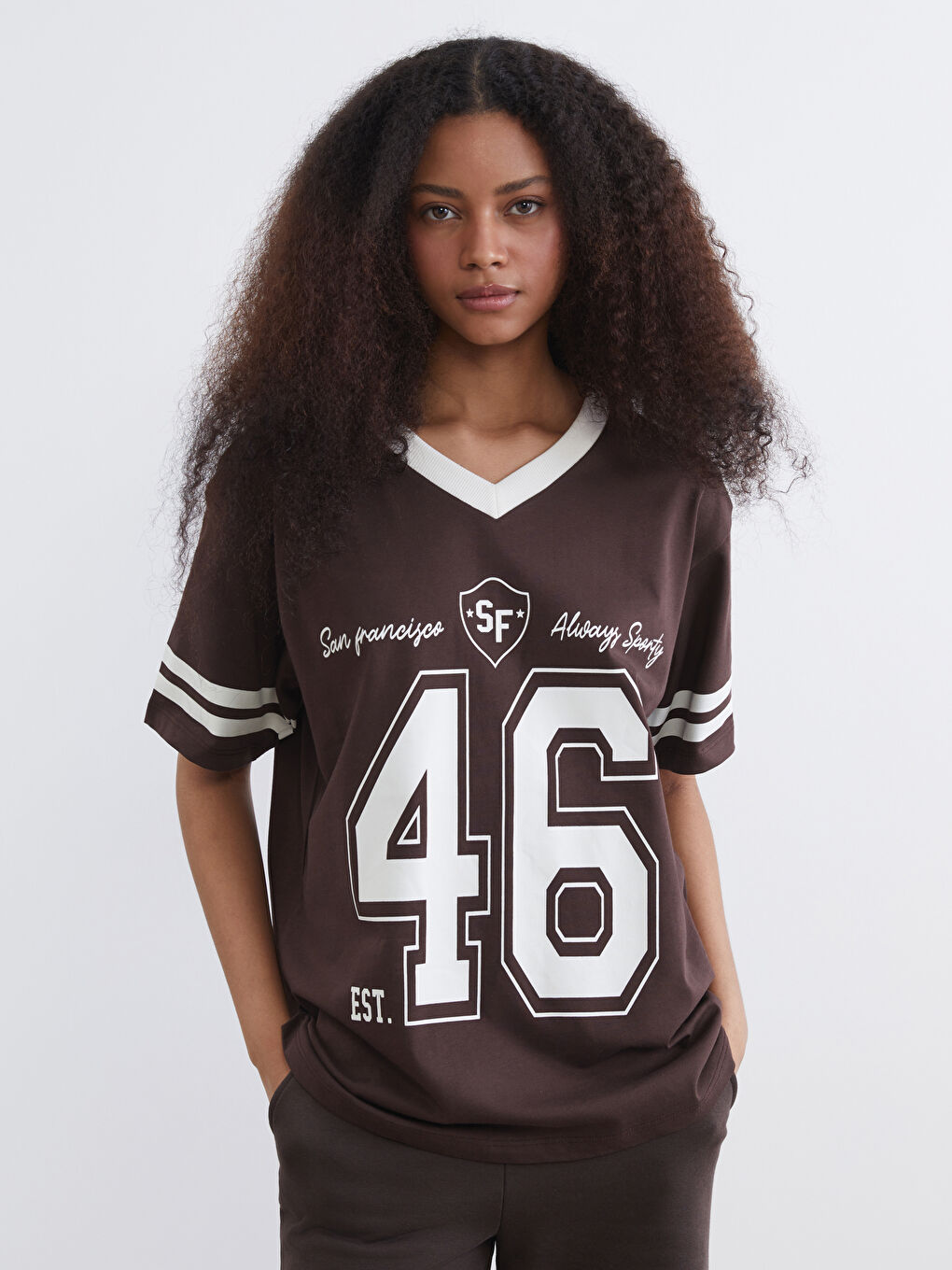 Kahverengi V Yaka San Francisco Baskılı Oversize Kadın Tişört	