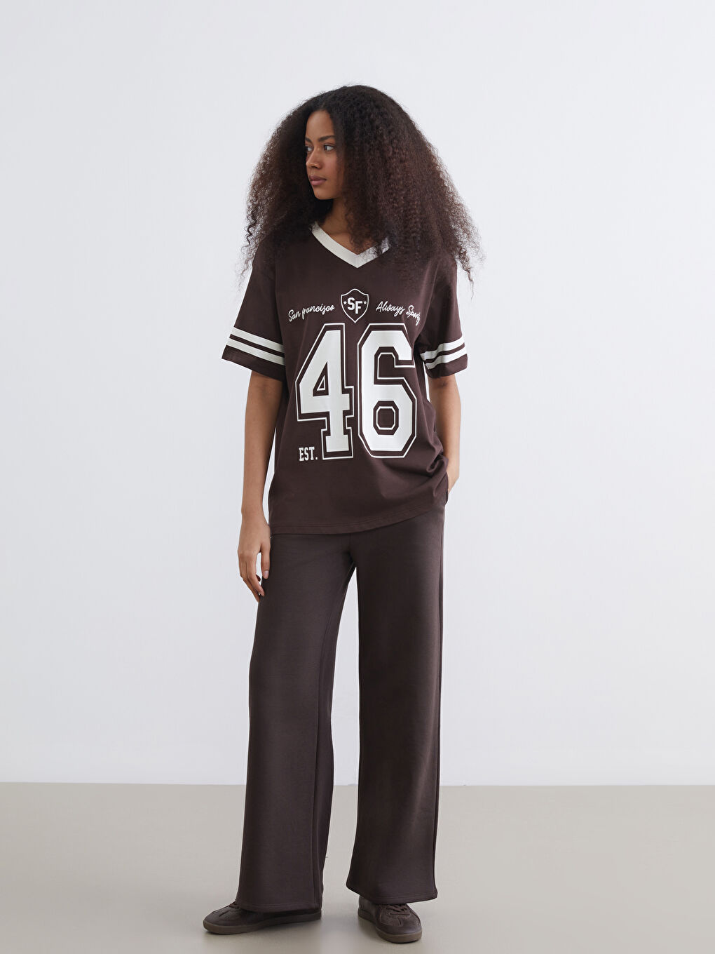 Kahverengi V Yaka San Francisco Baskılı Oversize Kadın Tişört	-1