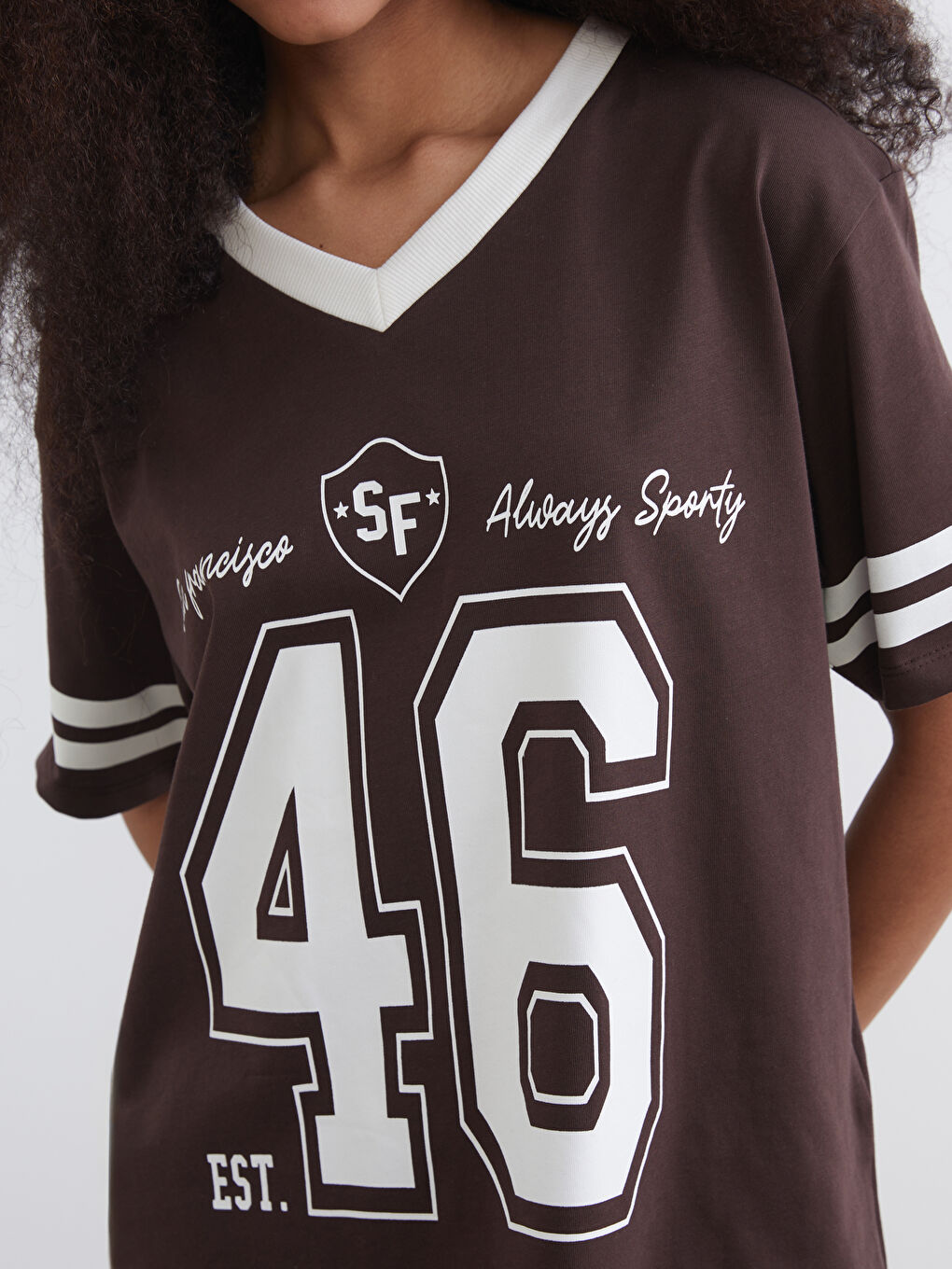 Kahverengi V Yaka San Francisco Baskılı Oversize Kadın Tişört	-2