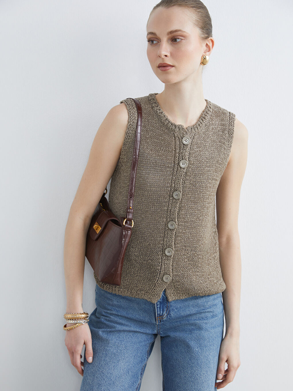 Женский трикотажный жилет с круглым вырезом