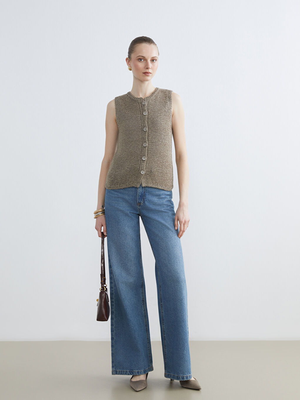 Женский трикотажный жилет с круглым вырезом-1