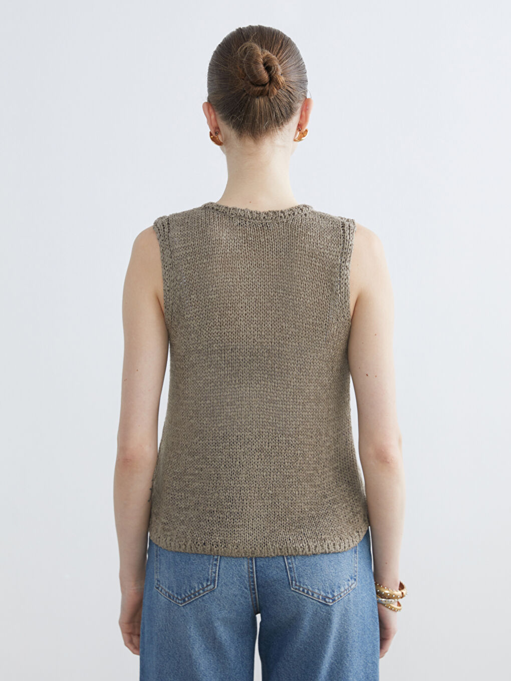 Женский трикотажный жилет с круглым вырезом-3