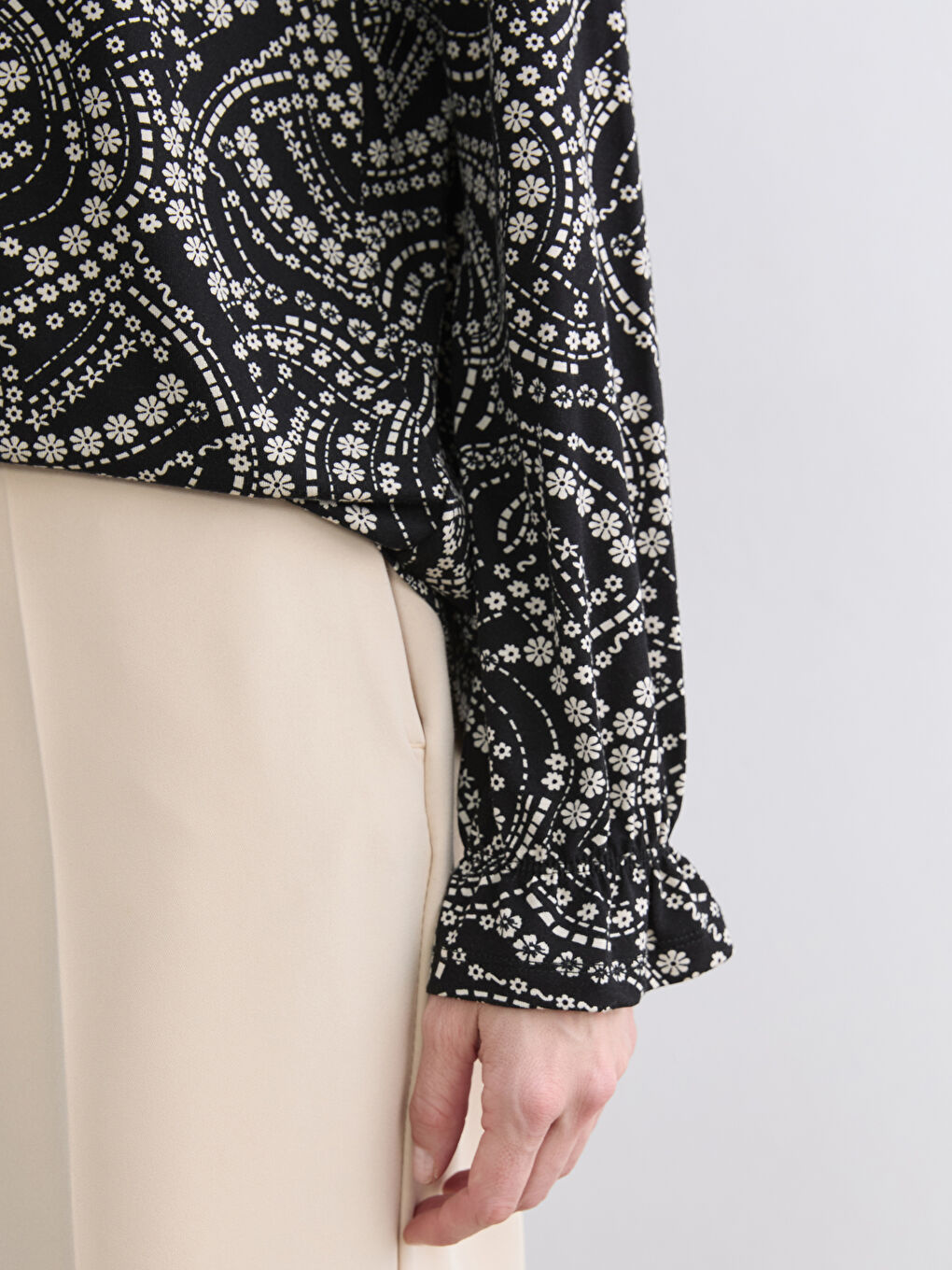 Siyah Bisiklet Yaka Desenli Bluz-2