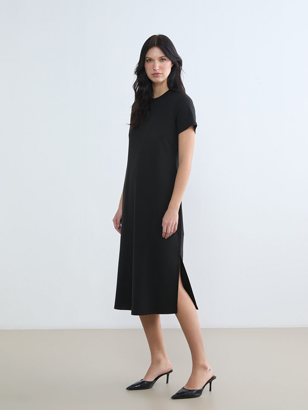 Siyah Bisiklet Yaka Yırtmaçlı Elbise