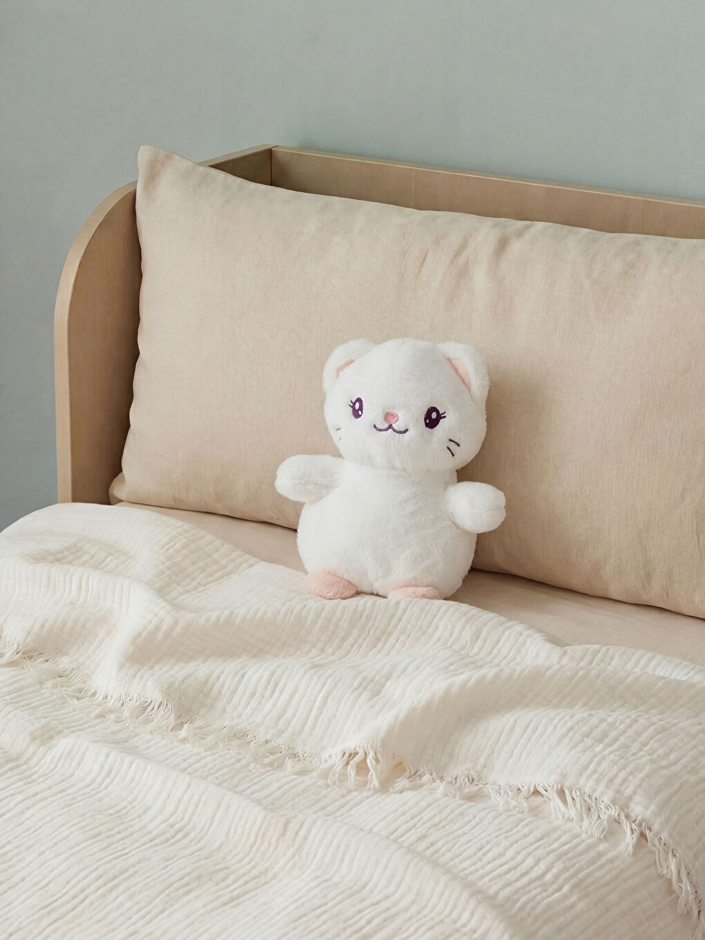 Beyaz Kedi Figürlü Pelüş Bebek Kırlent 24 cm