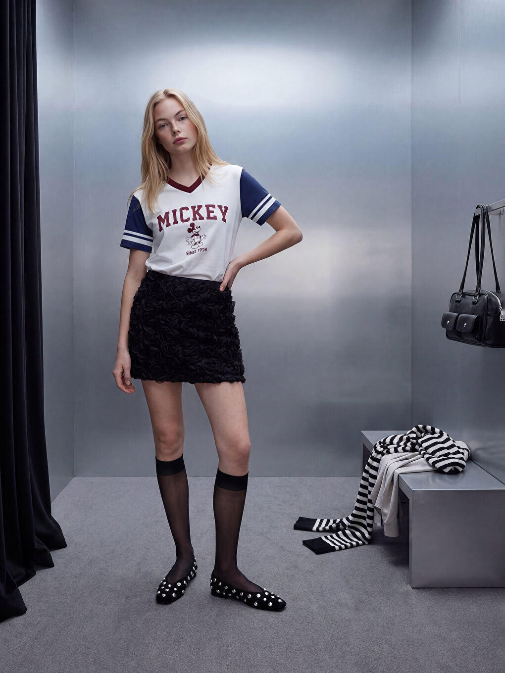 Beyaz V Yaka Mickey Mouse Baskılı Oversize Kadın Tişört