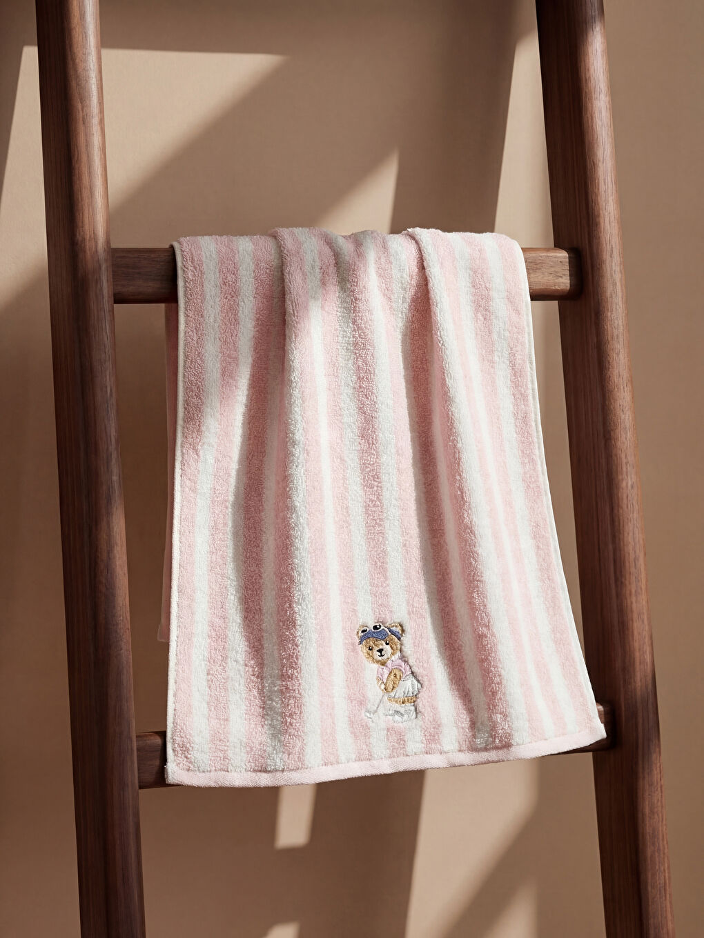 Pembe Ayı Nakışlı Yüz Havlusu 50x80 cm