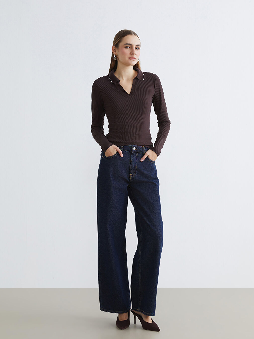 Kahverengi Polo Yaka Fitilli Kadın Tişört-1