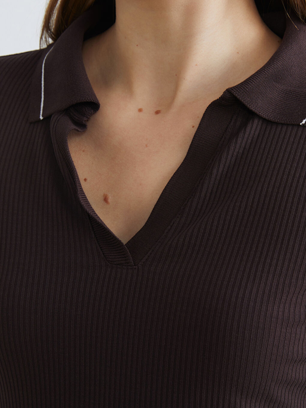 Kahverengi Polo Yaka Fitilli Kadın Tişört-2