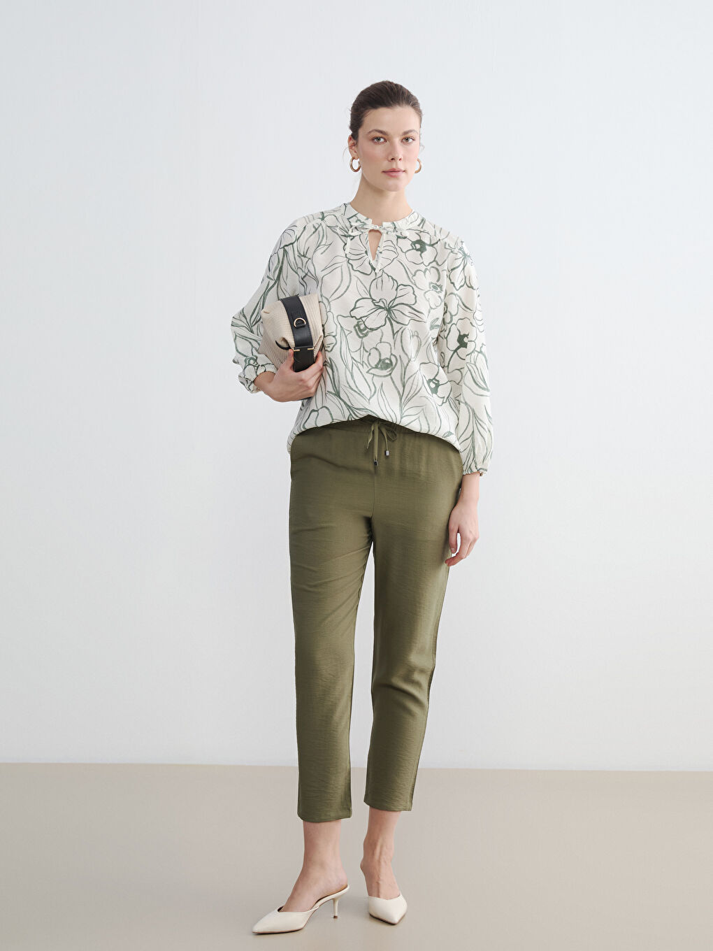 بلوزة نسائية مزينة بربطة عنق مزهرة-1