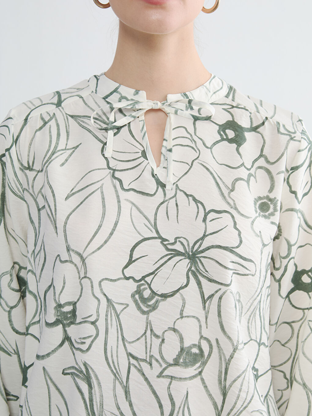 بلوزة نسائية مزينة بربطة عنق مزهرة-2