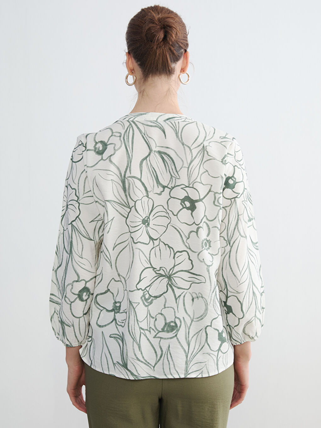 بلوزة نسائية مزينة بربطة عنق مزهرة-3