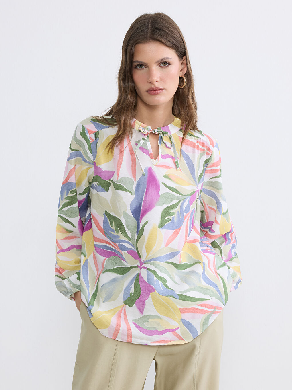 بلوزة نسائية مزينة بربطة عنق مزهرة
