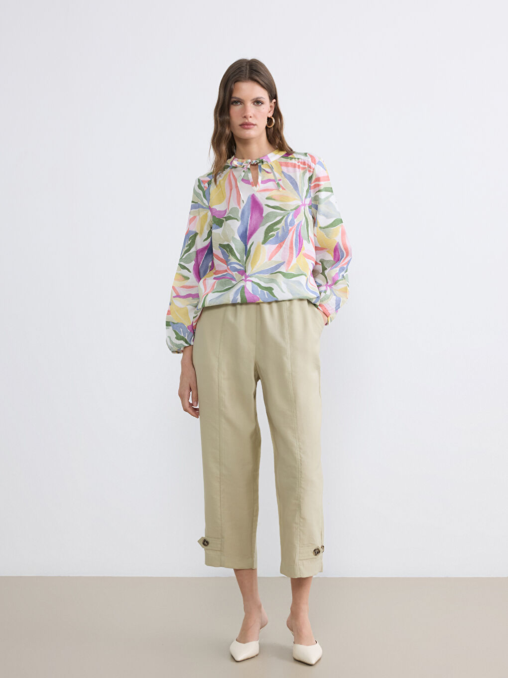 بلوزة نسائية مزينة بربطة عنق مزهرة-1