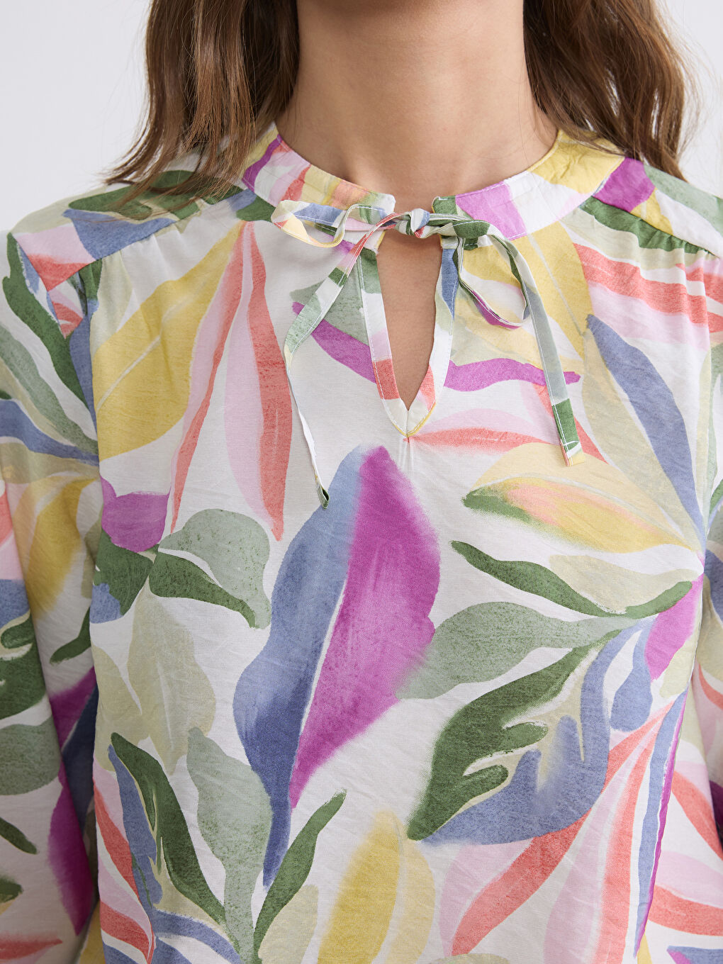 بلوزة نسائية مزينة بربطة عنق مزهرة-2