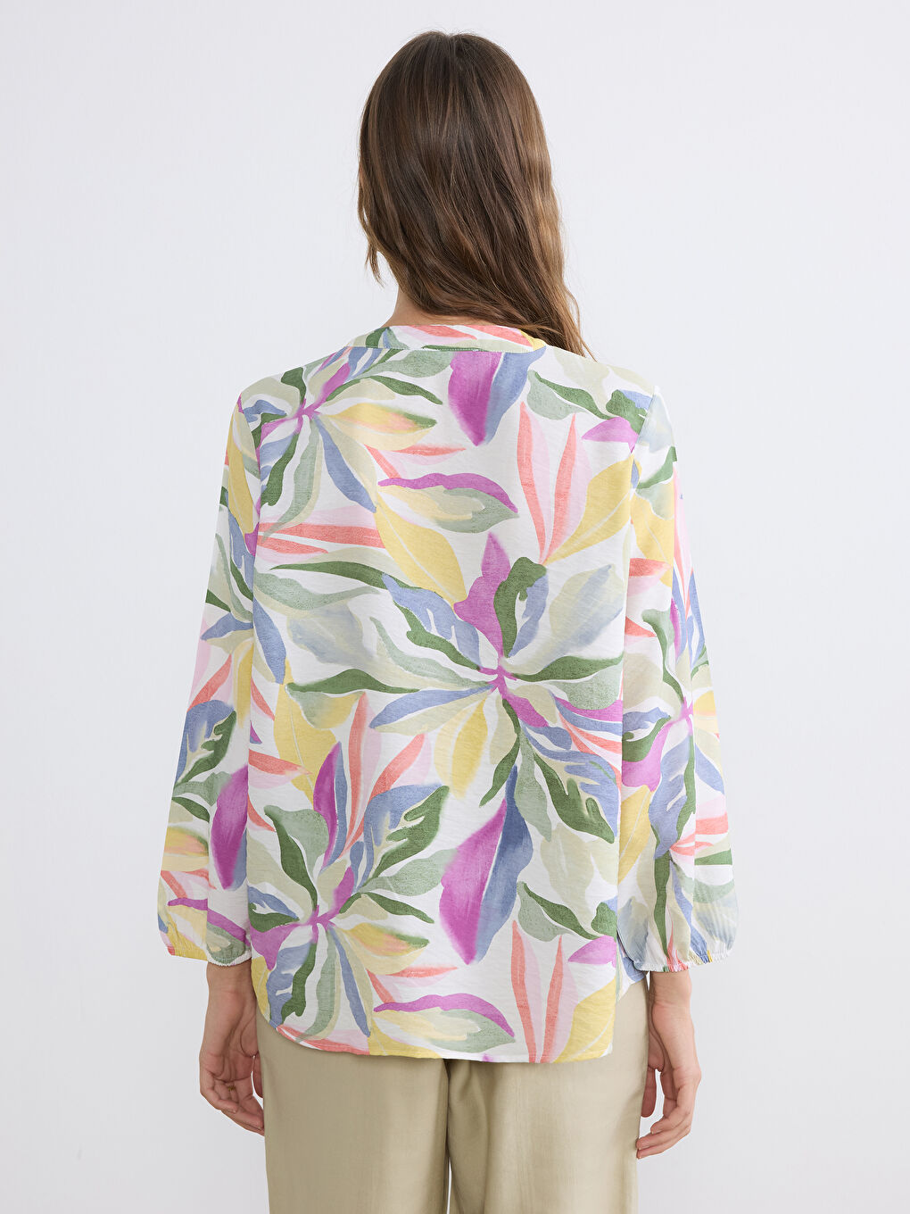 بلوزة نسائية مزينة بربطة عنق مزهرة-3