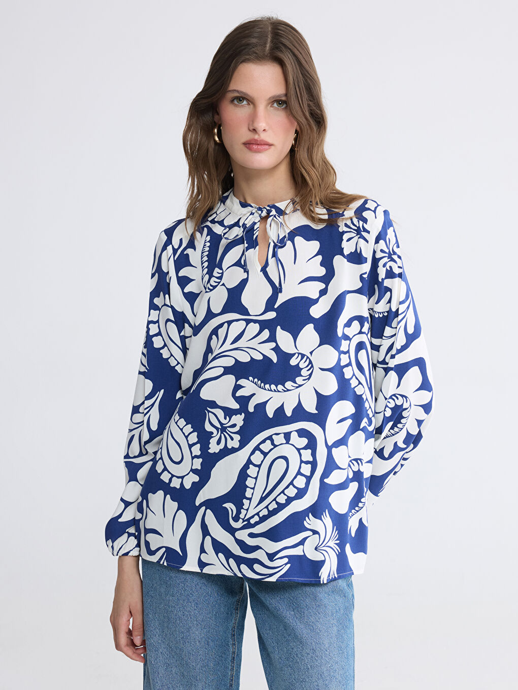 بلوزة نسائية بياقة مربوطة منقوشة