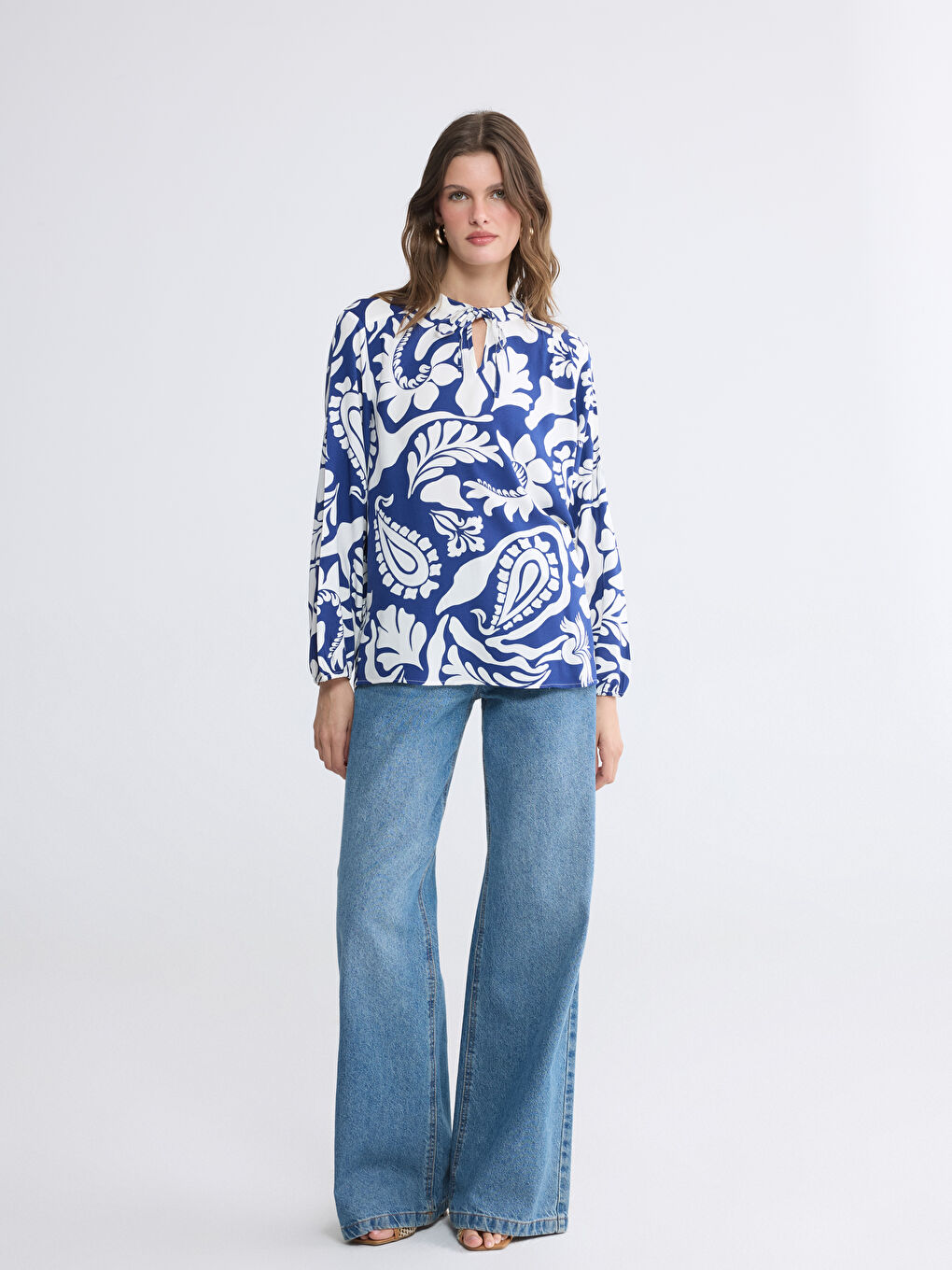 بلوزة نسائية بياقة مربوطة منقوشة-1