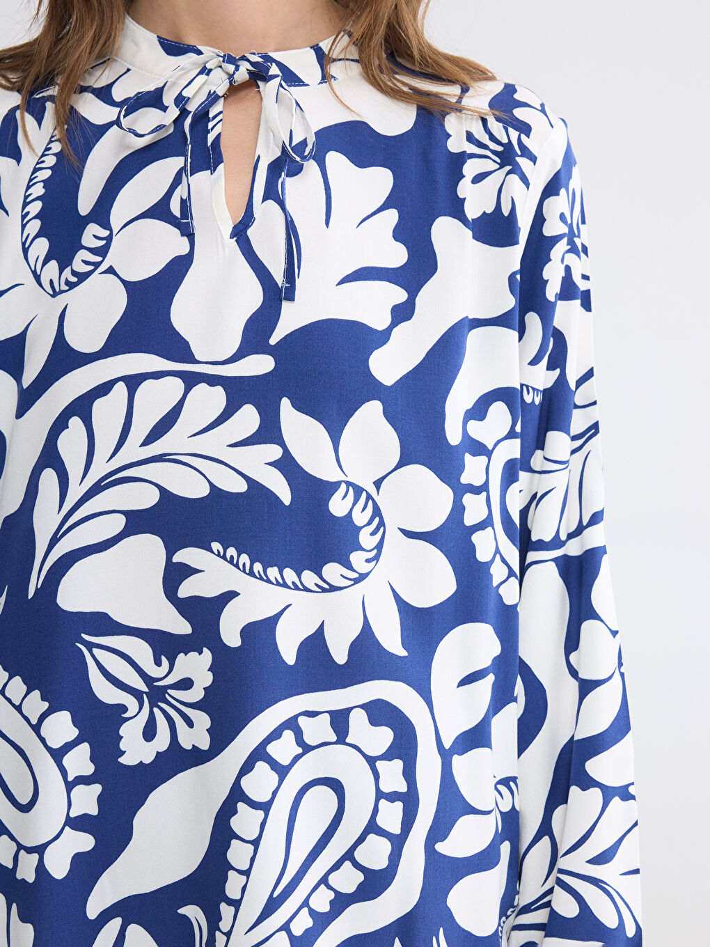 بلوزة نسائية بياقة مربوطة منقوشة-2