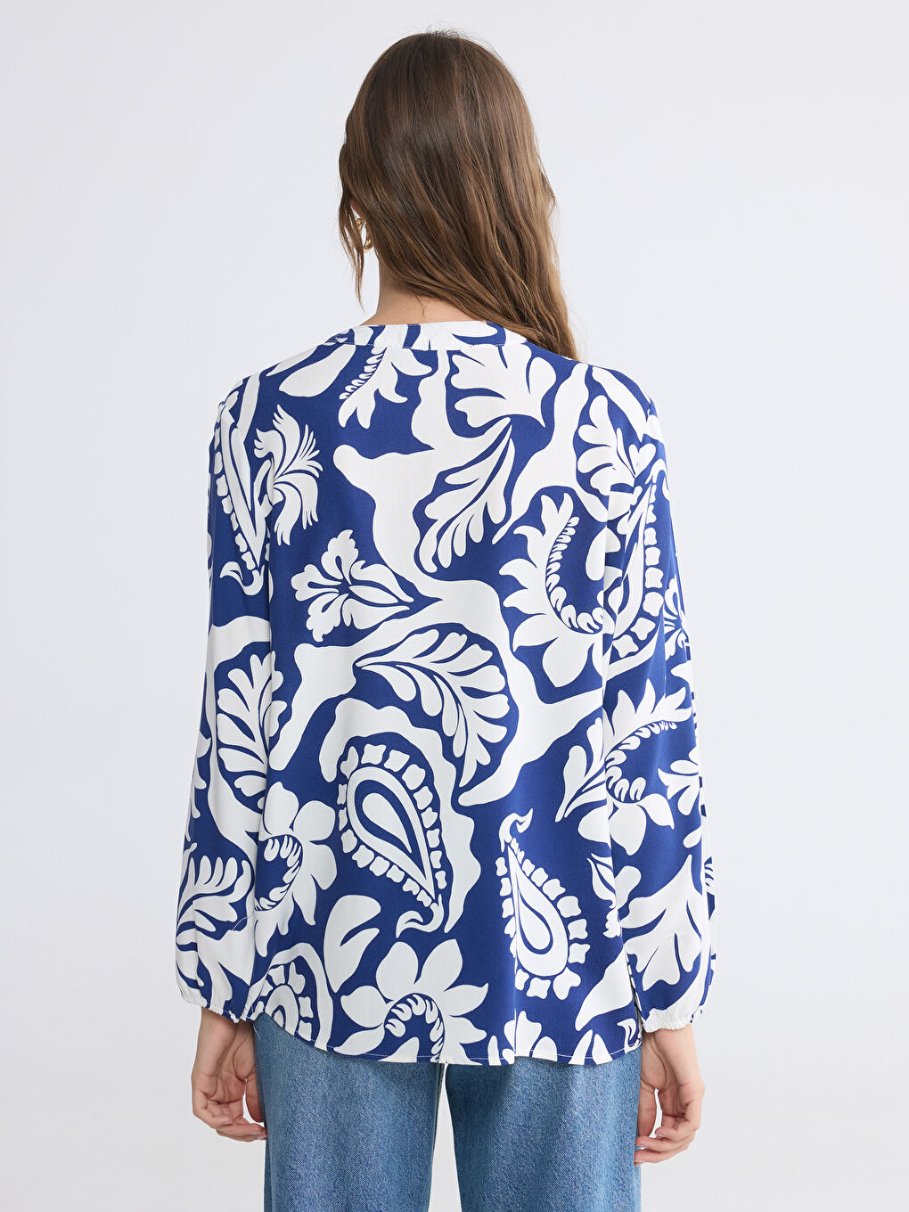 بلوزة نسائية بياقة مربوطة منقوشة-3