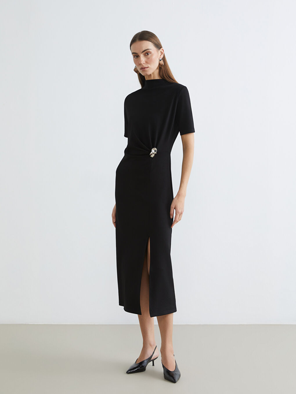 Siyah Dik Yaka Toka Detaylı Elbise-1