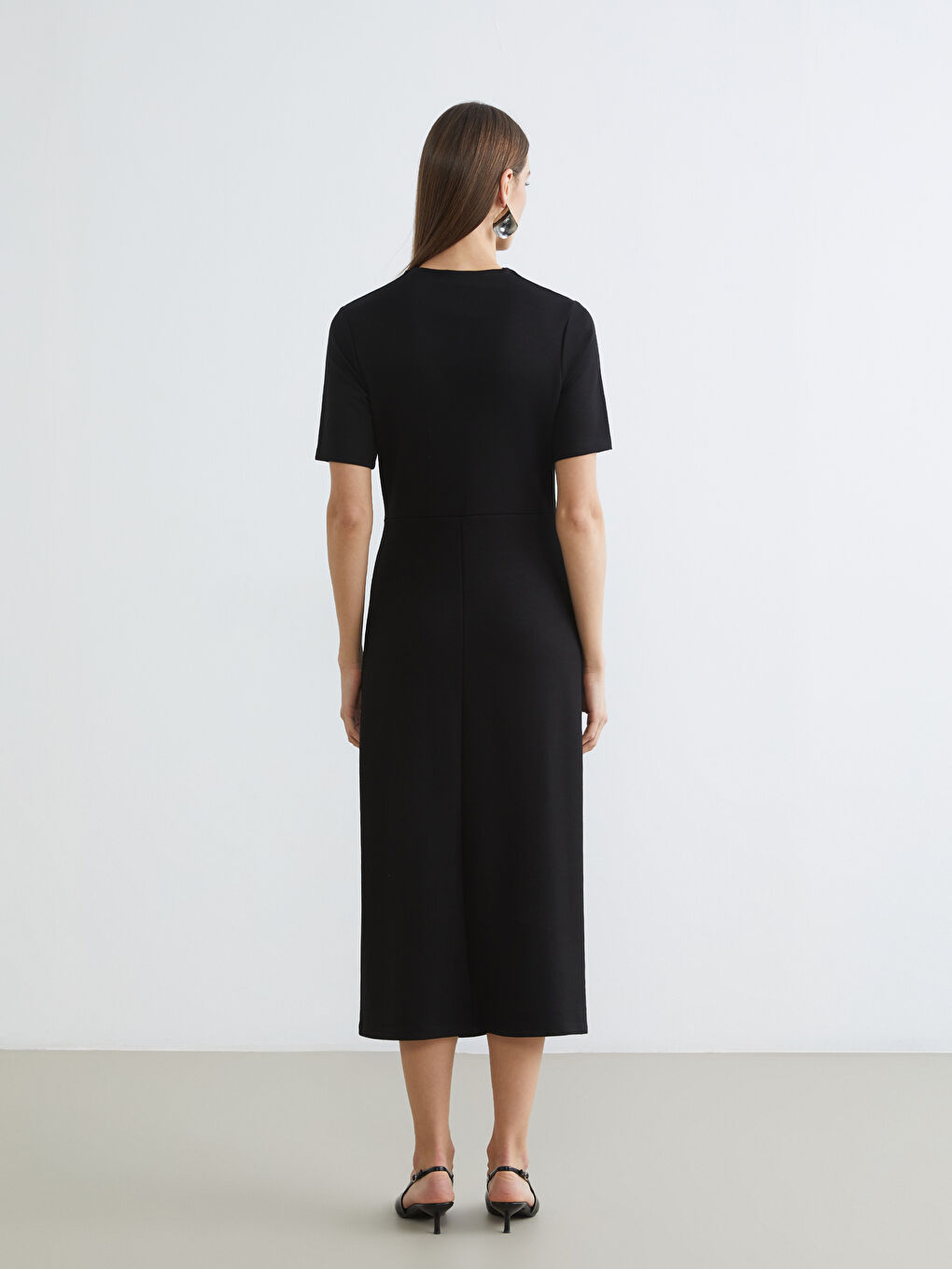 Siyah Dik Yaka Toka Detaylı Elbise-3