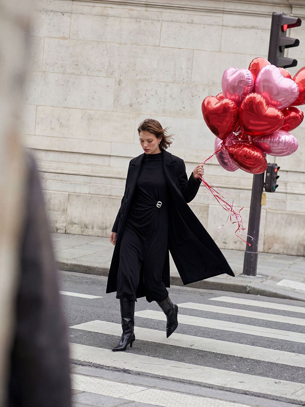 Kleid mit Trichterkragen und Schnallendetail.