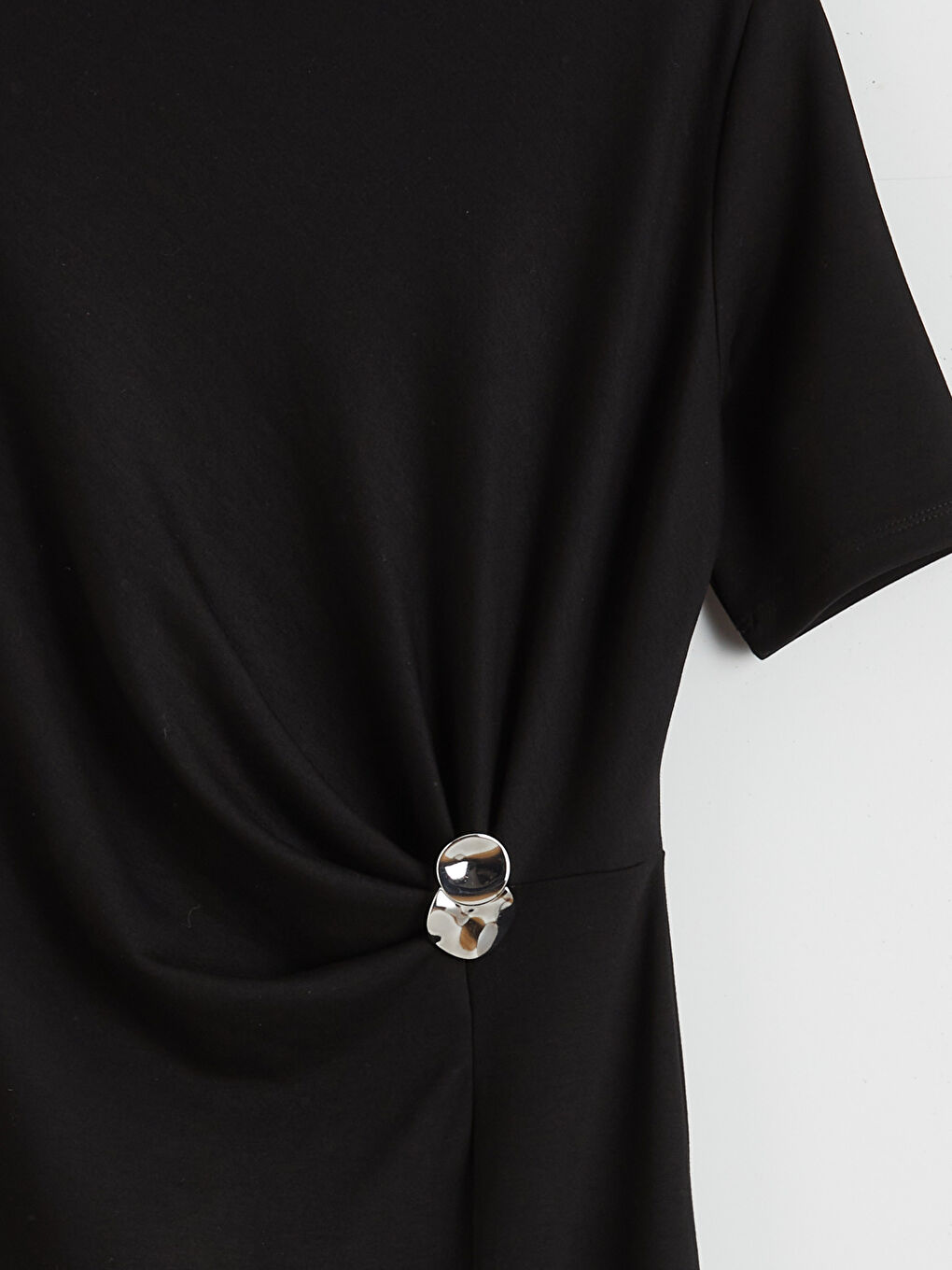 Siyah Dik Yaka Toka Detaylı Elbise-5