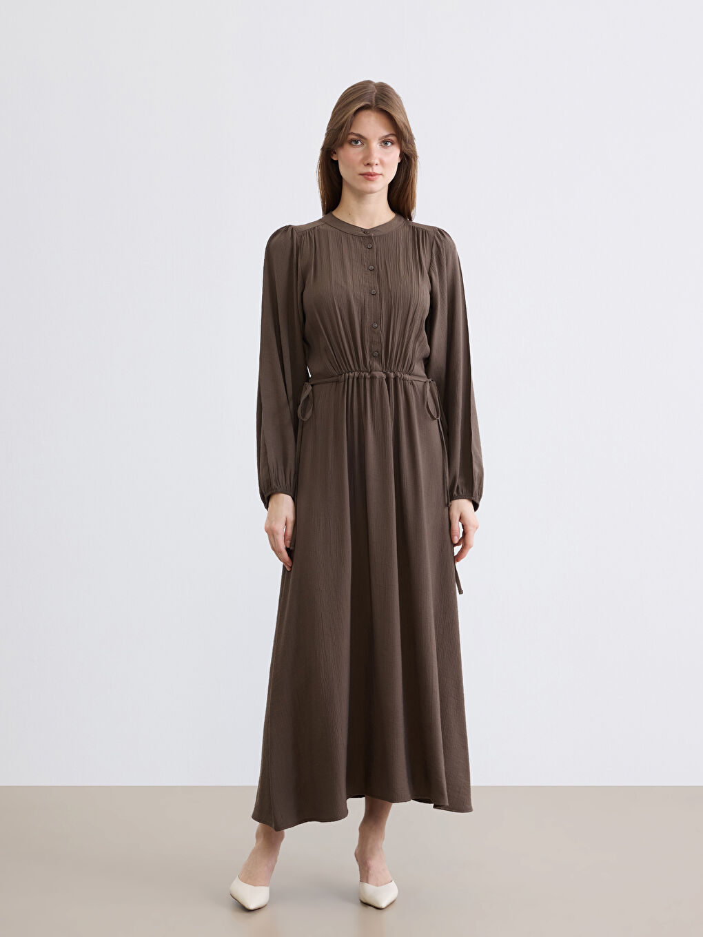 Платье с воротником-стойкой, с рюшами, приталенное по талии-1