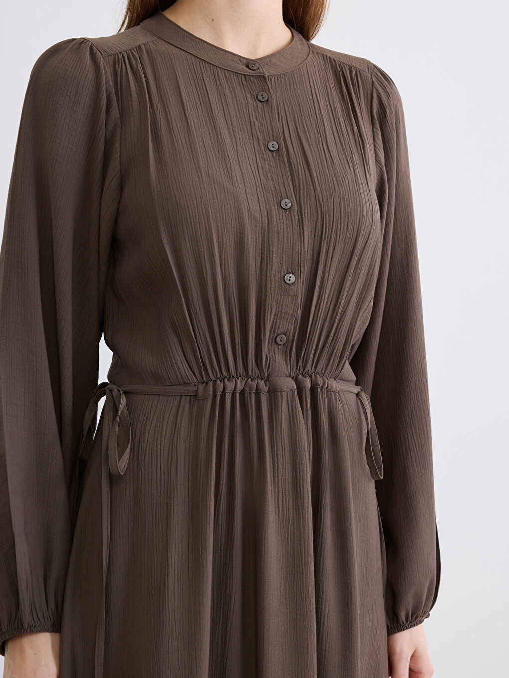 Платье с воротником-стойкой, с рюшами, приталенное по талии-2