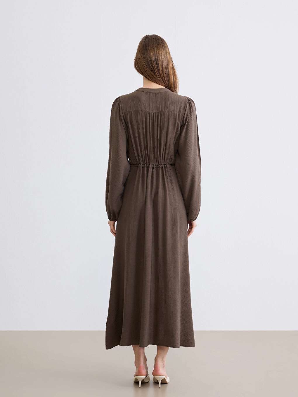 Платье с воротником-стойкой, с рюшами, приталенное по талии-3