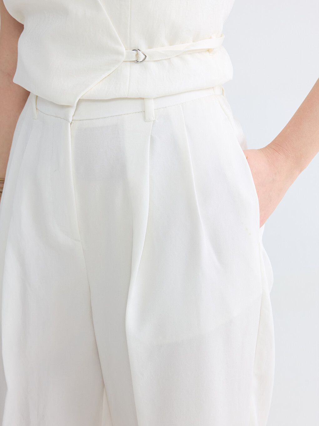 Pantalon en Tissu Plissé Coupe Carotte Femme-2