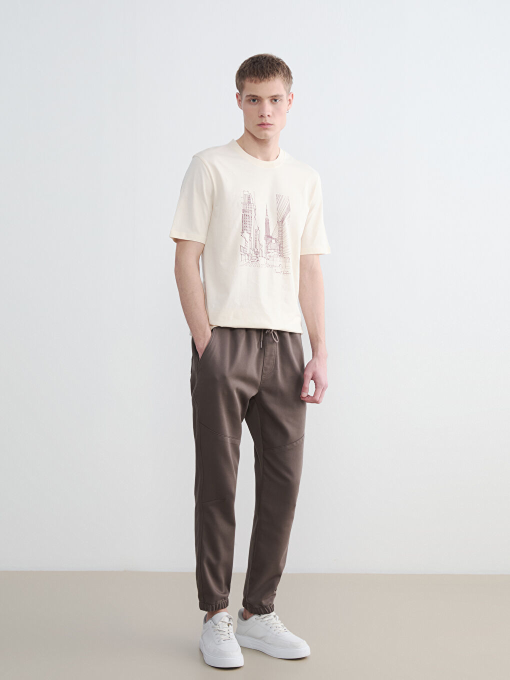 Bej Bisiklet Yaka NYC Baskılı Erkek Tişört-1