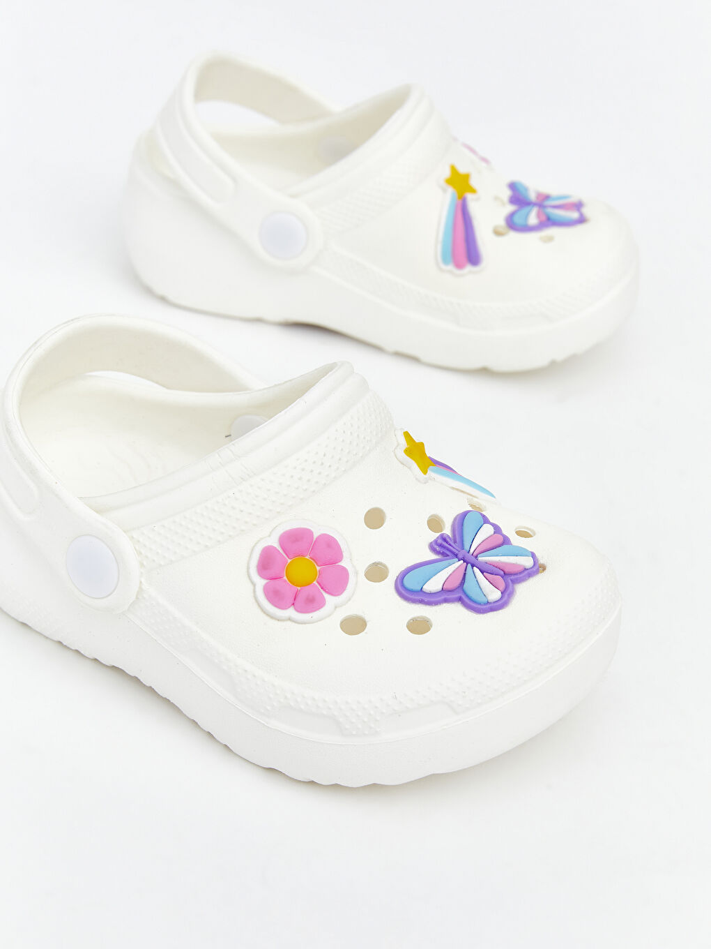 صنادل شاطئ للبنات الصغيرين بطبعة الفراشات-2