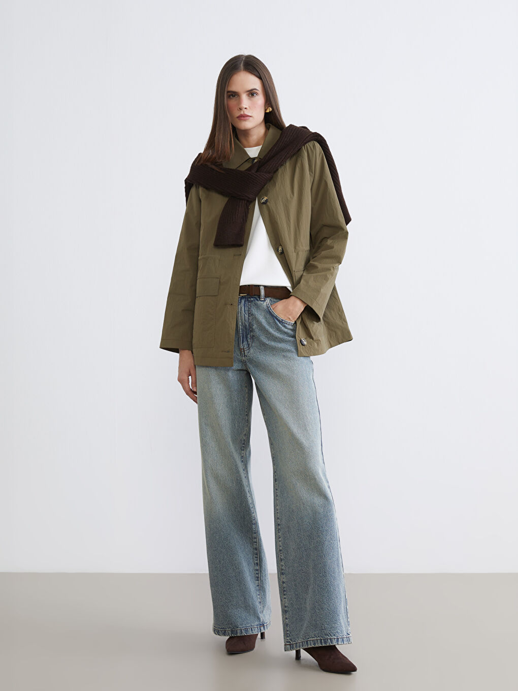 ქალი მუქი ლურჯი ჯინსი