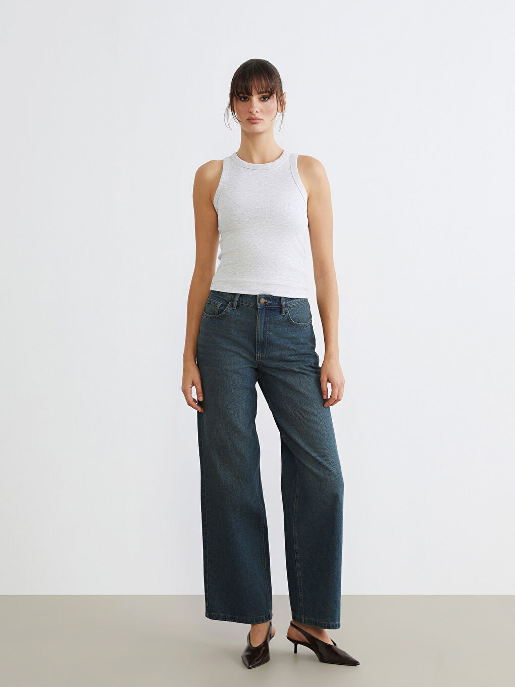 ქალი მუქი ლურჯი ჯინსი